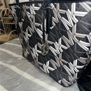 MICHEAL KORS MK LOGO/With MK charm on front/2 slip in pockets/